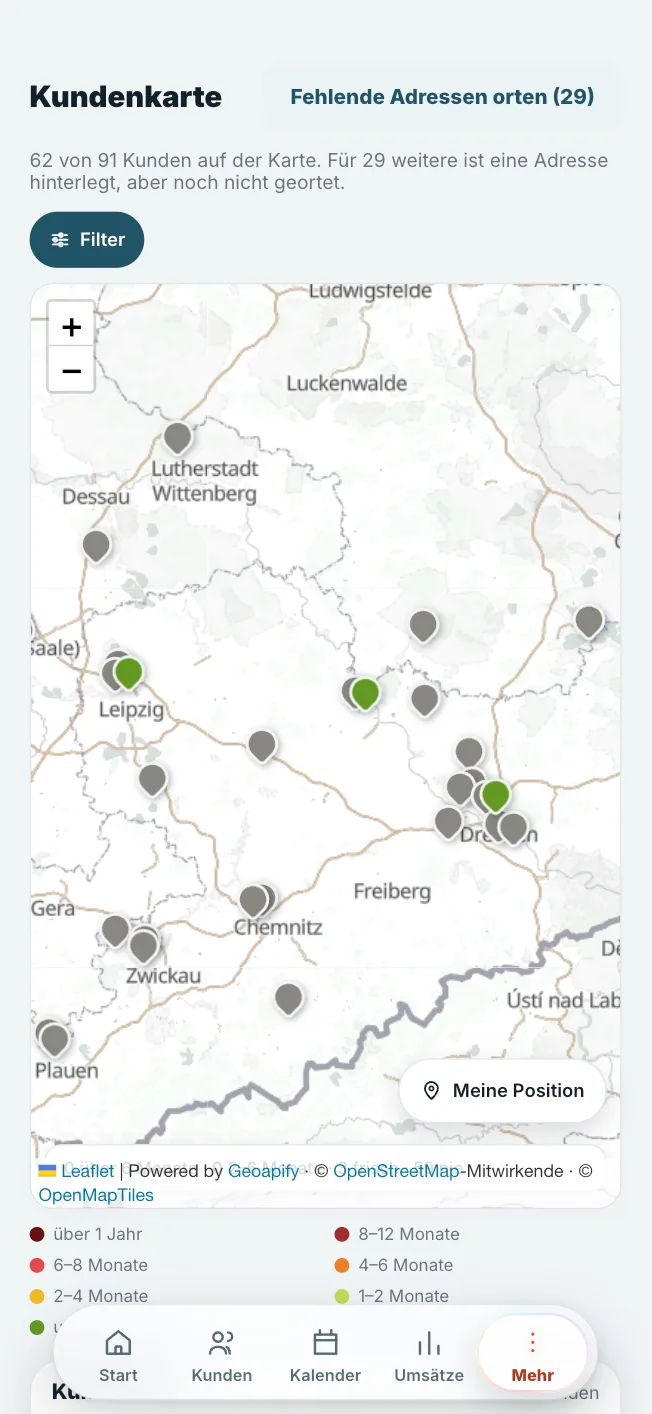 Kundoo Kundenkarte: alle Kunden als farbige Nadeln auf der Landkarte, daneben die Liste (iPhone)